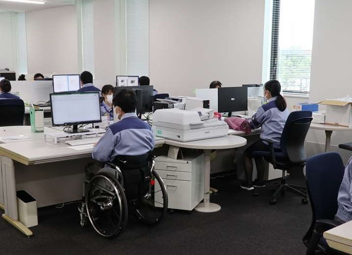車いすで業務を行う社員