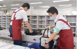 バッグを荷台に載せる社員