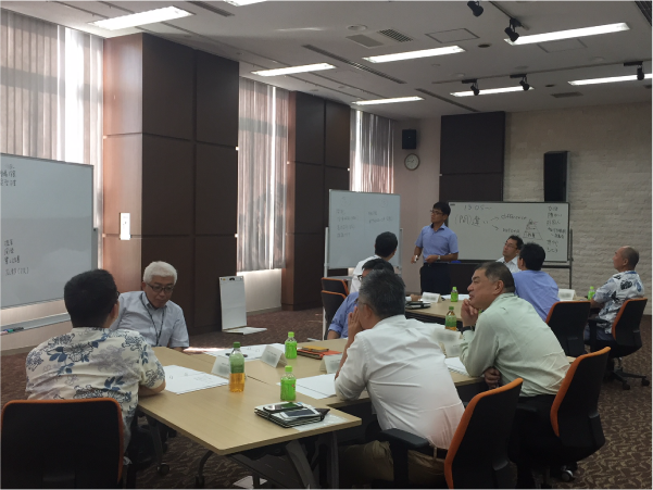 グループごとに分かれて話し合う社員