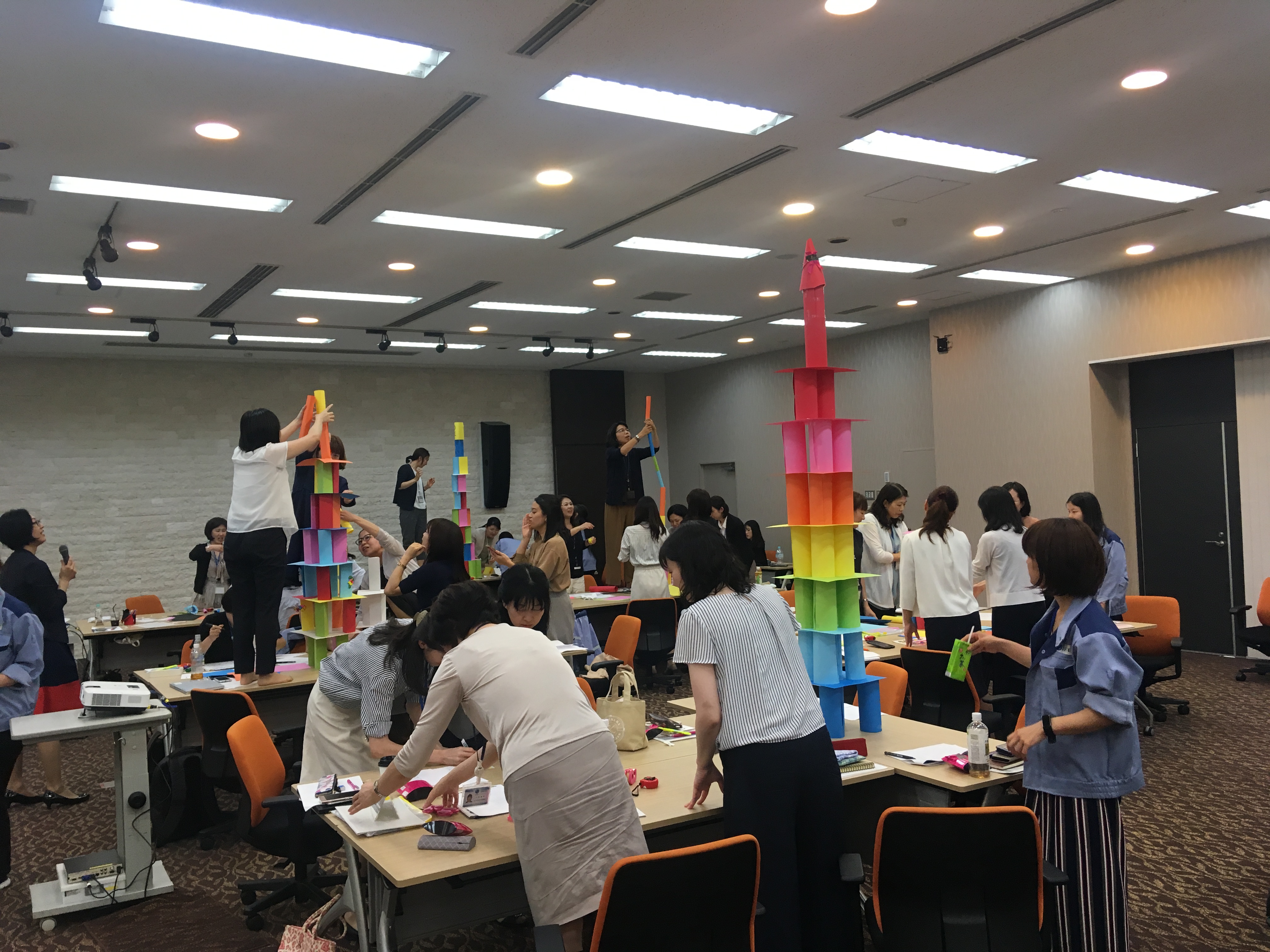 ワークショップを行う女性社員