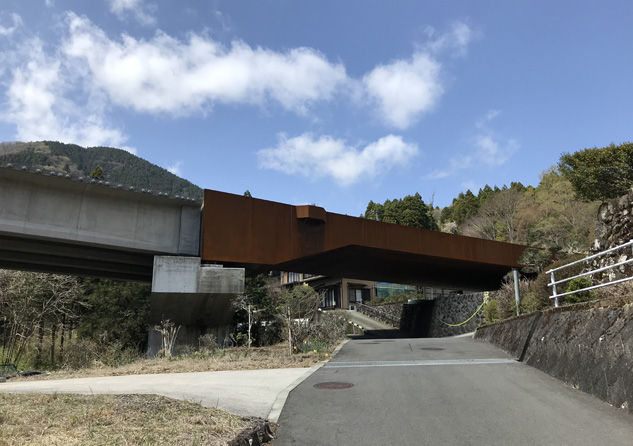 交差点近傍の橋